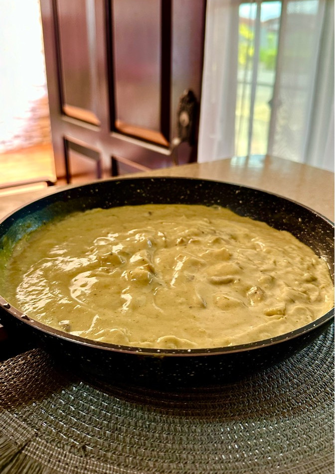 Una foto de Pollo en salsa de hongos 🍄‍🟫