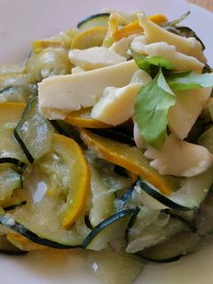 Una foto de Calabacines🥒 salsa de queso🧀crema y albahaca🌿