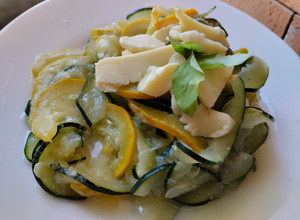 Una foto de Calabacines🥒 salsa de queso🧀crema y albahaca🌿