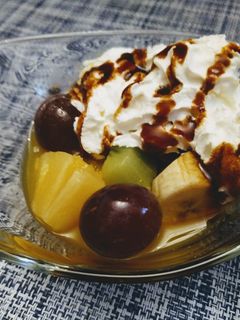 Una foto de Macedonia con nata y caramelo