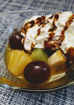 Una foto de Macedonia con nata y caramelo
