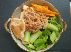 Hình của món Eat clean: ức gà áp chảo, mì trứng, rau luộc.