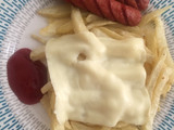 Salchipapa ranchera con queso mozzarella