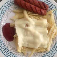 Una foto de Salchipapa ranchera con queso mozzarella