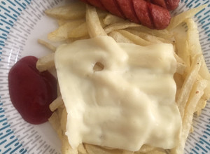 Una foto de Salchipapa ranchera con queso mozzarella
