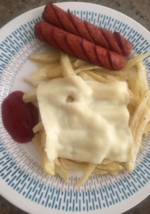 Una foto de Salchipapa ranchera con queso mozzarella
