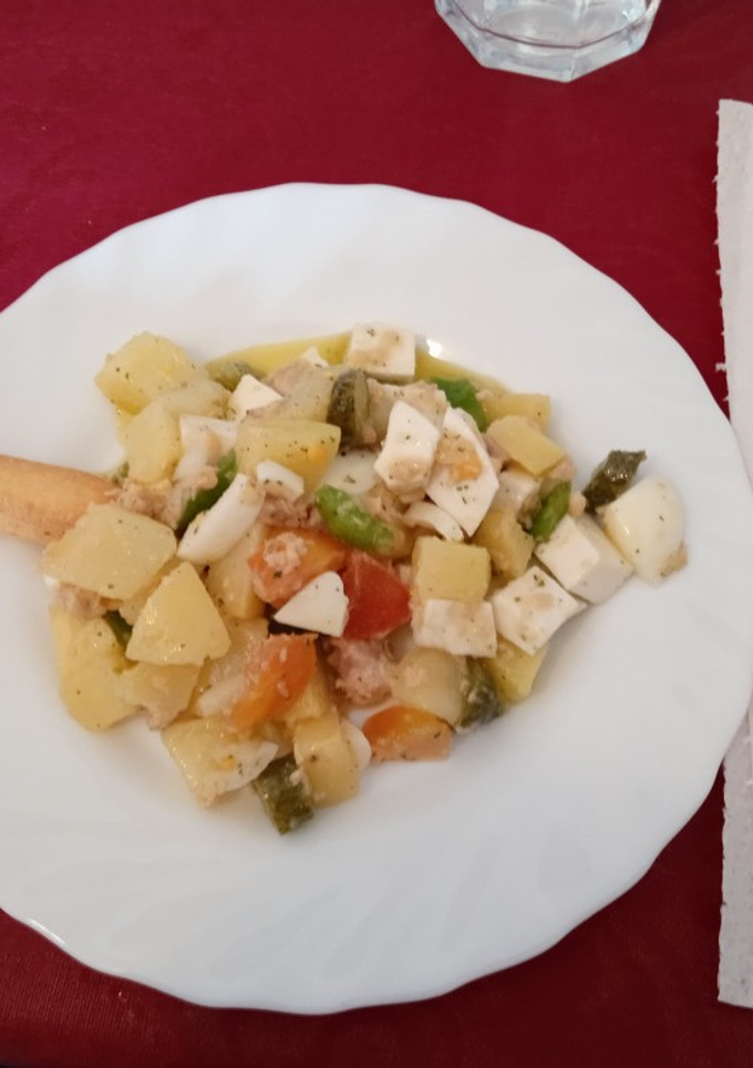 Una foto de Ensalada de patata y atún