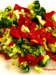 Una foto de Ensalada templada de brócoli con pimientos de piquillos confitado