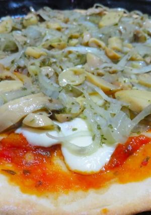 Una foto de Pizza casera de champiñones