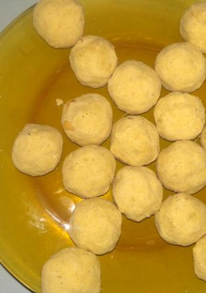A picture of பயத்தம் பருப்பு லட்டு.