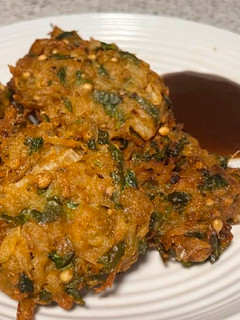 A picture of Aloo laccha pakoras.