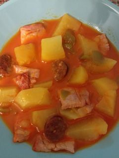 Una foto de Patatas con lomo de cerdo adobado y chorizo