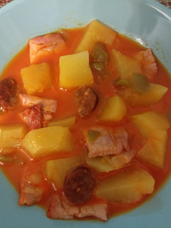Una foto de Patatas con lomo de cerdo adobado y chorizo