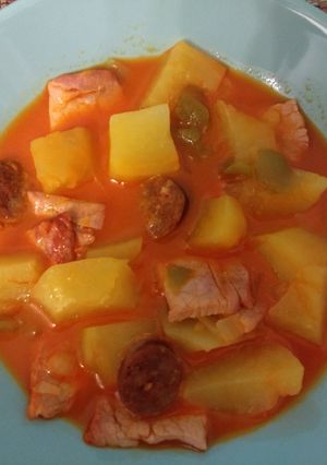 Foto principal de Patatas con lomo de cerdo adobado y chorizo