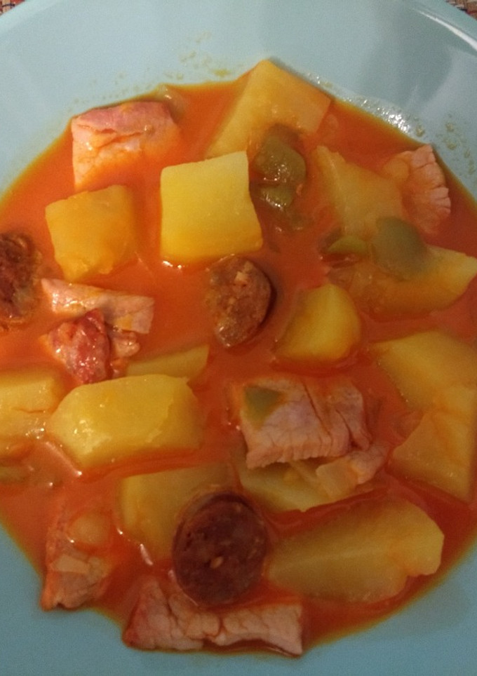 Una foto de Patatas con lomo de cerdo adobado y chorizo