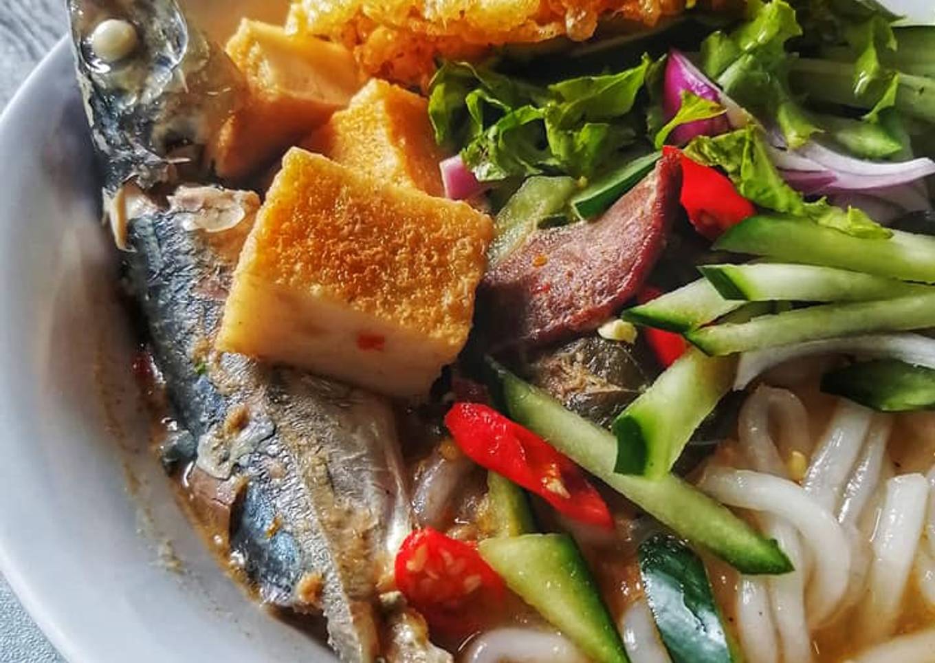 Silver Laksa diisi dengan ikan.