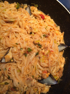 Una foto de Wok de Fideos 🍚🥢con Rape