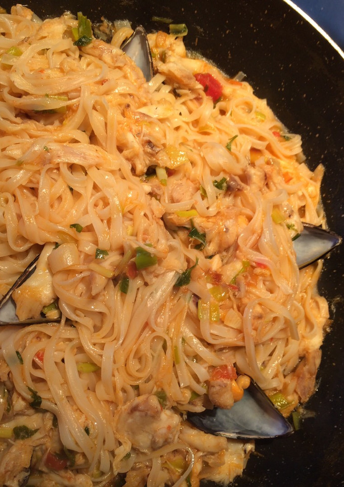 Una foto de Wok de Fideos 🍚🥢con Rape