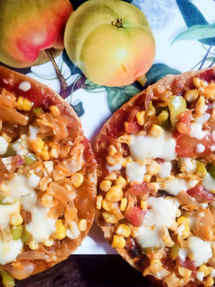 चीज़ कॉर्न रोटी पिज़्ज़ा (cheese corn roti pizza recipe in Hindi) रेसिपी मुख्य फोटो