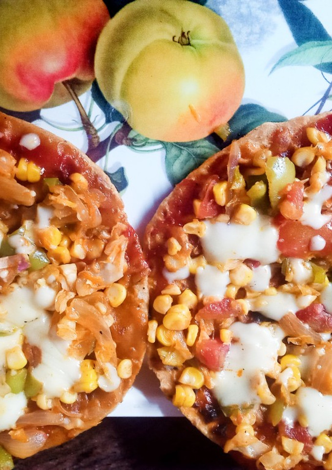 चीज़ कॉर्न रोटी पिज़्ज़ा (cheese corn roti pizza recipe in Hindi) रेसिपी मुख्य फोटो