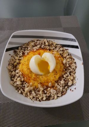 Une photo de Purée de butternut noisette et oeuf mollet