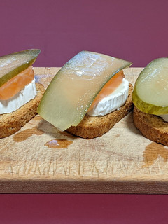Una foto de Canapé de salmón con rulo de cabra