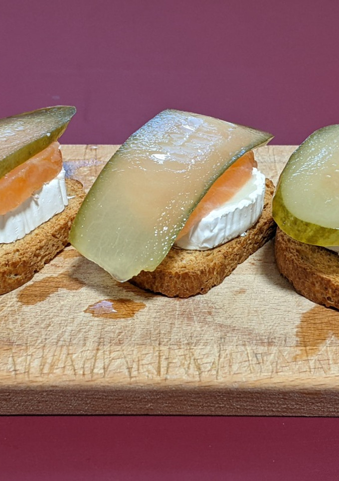Una foto de Canapé de salmón con rulo de cabra