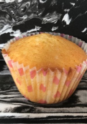 A picture of Vanilla cupcakes 🧁.