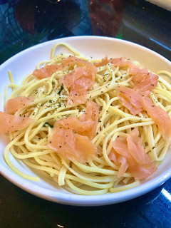 Una foto de Espaguetis con salmón ahumado