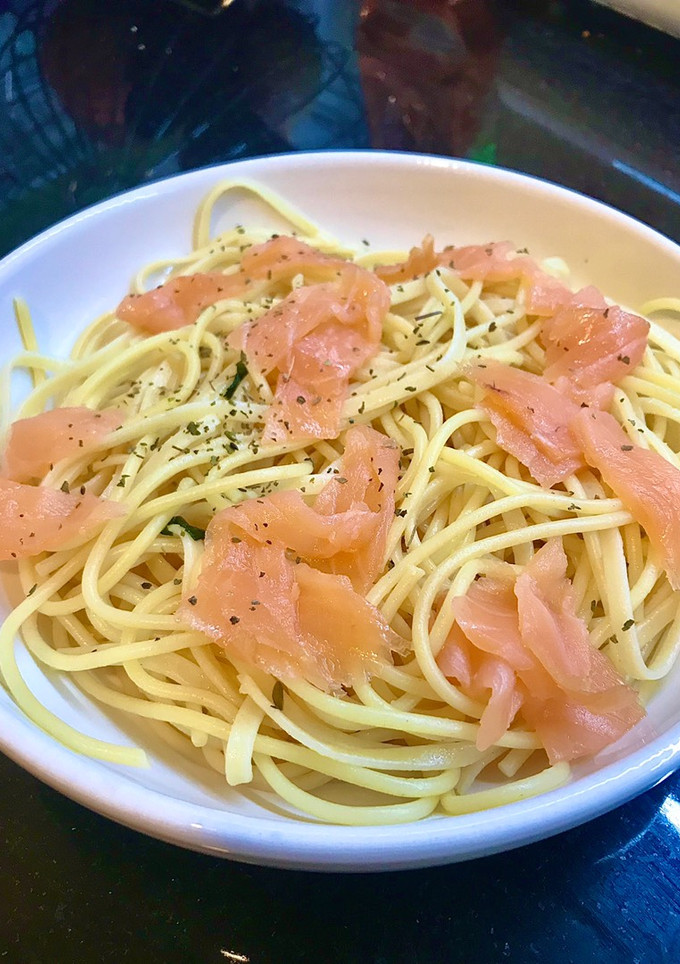 Una foto de Espaguetis con salmón ahumado