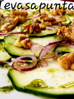 Una foto de Carpaccio de calabacín con nueces 🥒🥒