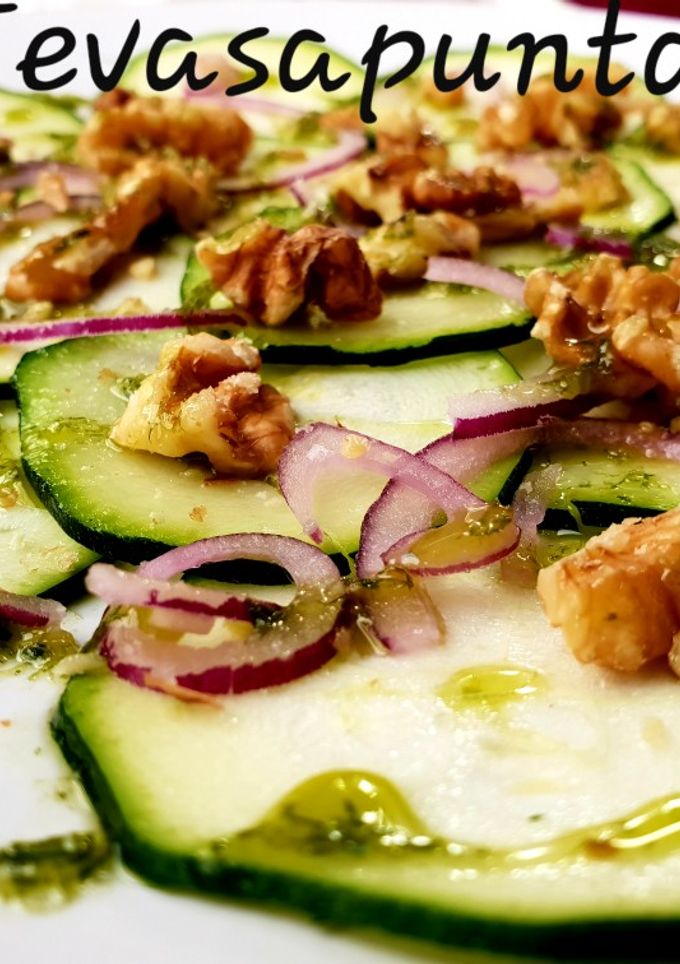 Una foto de Carpaccio de calabacín con nueces 🥒🥒