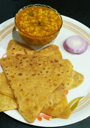 A picture of Bengal gram sabji and paratha.