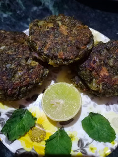 पुदीना तवा टिक्की (pudina tawa tikki recipe in Hindi) रेसिपी मुख्य फोटो