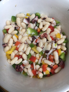 Una foto de Ensalada de Judías, pimiento tricolor y pulpo