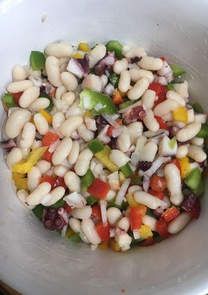 Una foto de Ensalada de Judías, pimiento tricolor y pulpo
