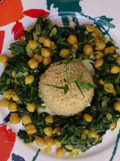 Una foto de Espinacas con garbanzos y quinoa vegetariana