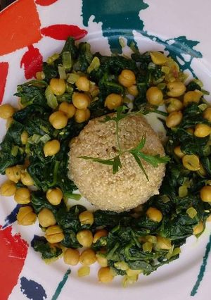 Una foto de Espinacas con garbanzos y quinoa vegetariana