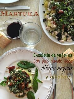 Una foto de Ensalada de patatas con pollo, tomates secos, olivas negras y pesto