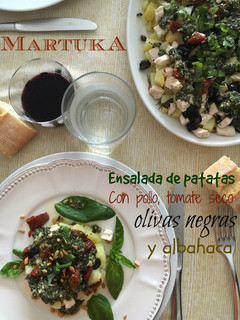 Una foto de Ensalada de patatas con pollo, tomates secos, olivas negras y pesto