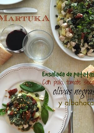 Una foto de Ensalada de patatas con pollo, tomates secos, olivas negras y pesto