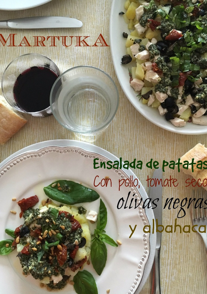 Una foto de Ensalada de patatas con pollo, tomates secos, olivas negras y pesto