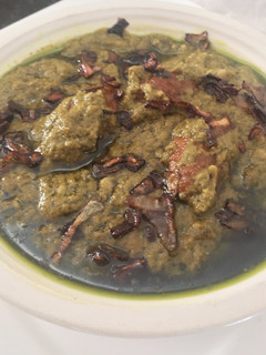 A picture of Green Chicken curry.