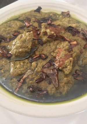 A picture of Green Chicken curry.