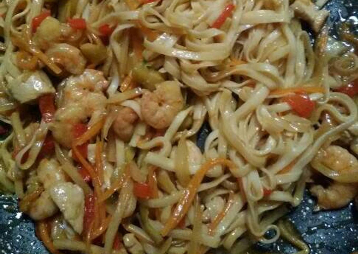 Noodles con pollo y langostinos