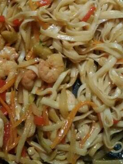Una foto de Noodles con pollo y langostinos