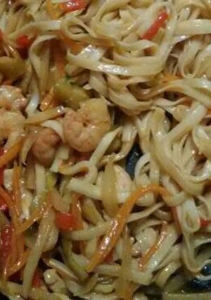 Una foto de Noodles con pollo y langostinos