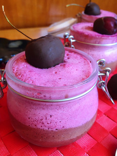 Una foto de Mousse de cerezas y chocolate