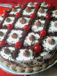 ब्लाक फॉरेस्ट केक (Black forest cake recipe in Hindi) रेसिपी मुख्य फोटो