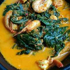 A picture of Gule udang pucuk ubi kelembar (khas Tapanuli).